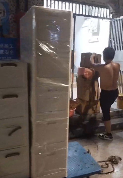 夜间搬家不扰民!广州本地搬家团队大件家具、纸箱标准化搬运现场